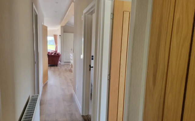 Luxury 2-bed Lodge in Routh, Sleeps 4 With Hot Tub