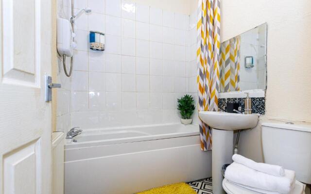 4 Beds Sleeps 6 - Elegance Leisure Stay, Burnley