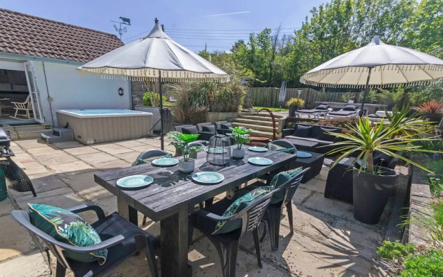 Shippenrill Croyde 6 Bedrooms, Sleeps 14, Hot Tub