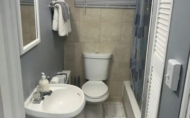 Garden-level 2BR Pet-friendly Near Downtown