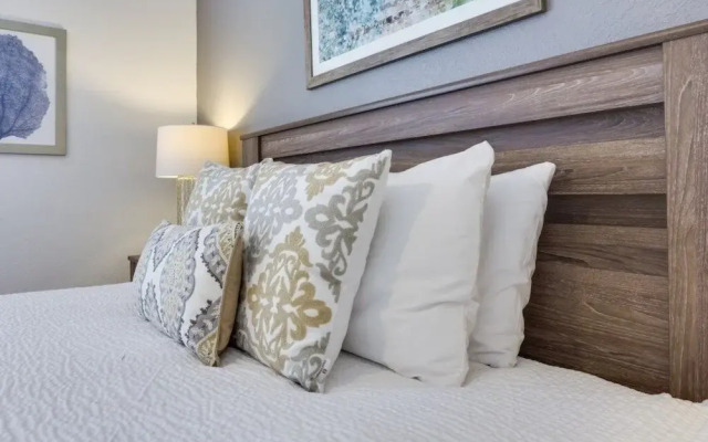 Penthouse Utopia 3 Bedroom Condo by RedAwning