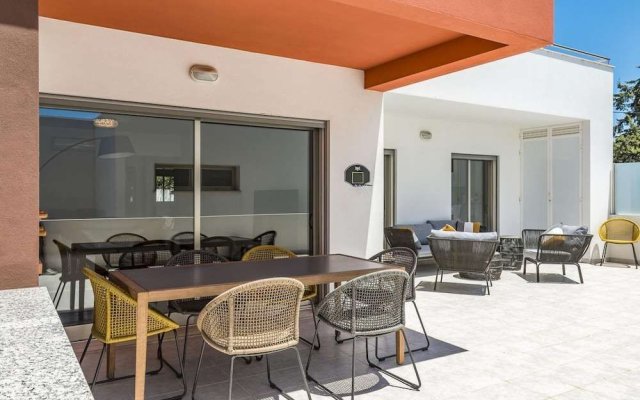 Tara Wright in Albufeira