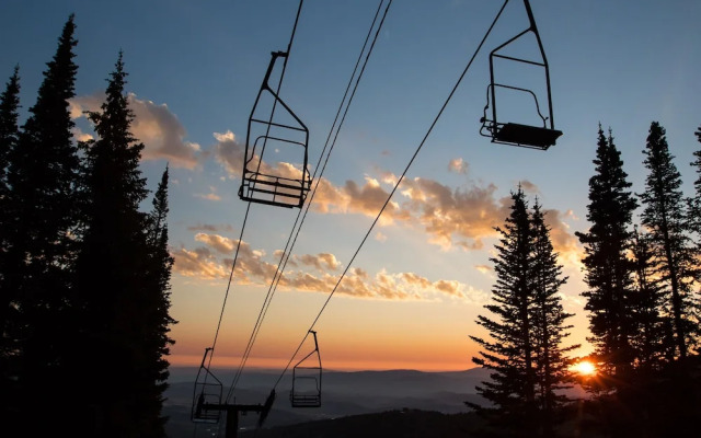 Grand Summit Mountainside Next to Red Pine Gondola by RedAwning - Save 20% on 7+ Nights!