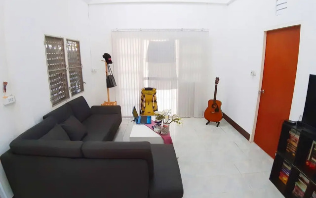 Mj House Stay with guest and host