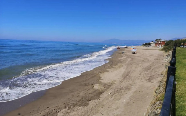 Amazing 3bedroom flat with seafront views & pool by SharingCo