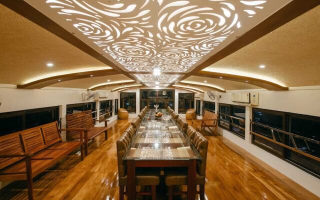 Upper Deck Houseboat