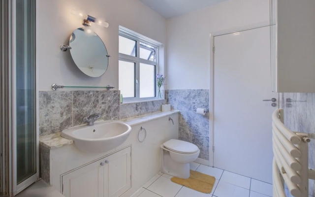 Private Family Apartment in Posh SW1 London