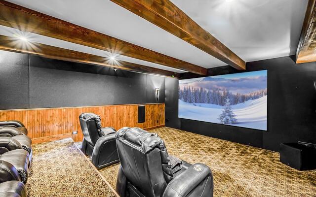 Inuksuk Lodge 4800 sq ft of Excellence