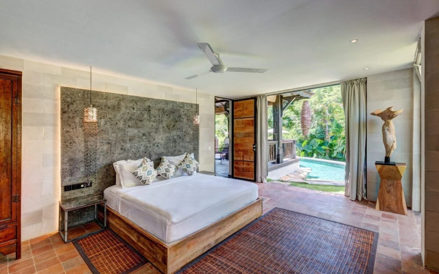 Secluded Wooden Villa, 3 BR, Canggu With Staff