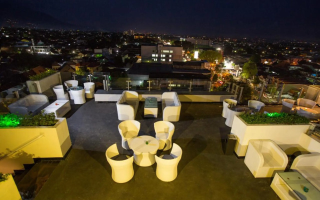 Ascent Hotel and Cafe