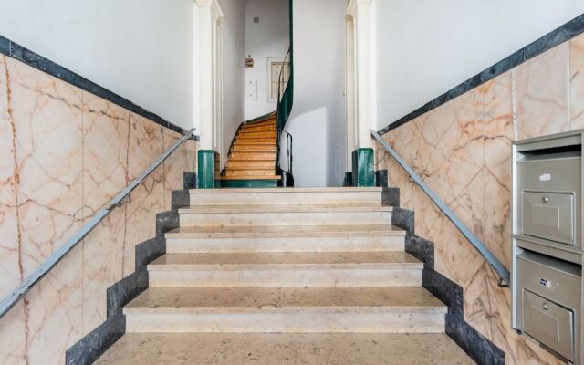 Bright & Beautiful Top Floor Graça Flat