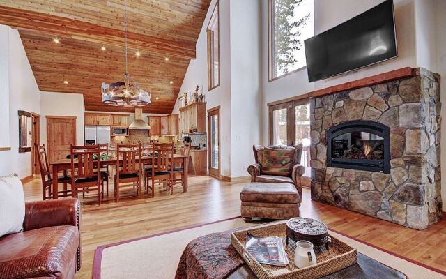 Pine Needle Lodge 5 Bedroom Home by RedAwning