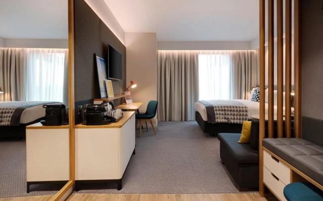 Holiday Inn London Heathrow - Bath Road by IHG