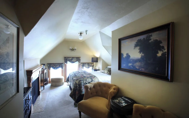 The Charles Pacific Grove - Artfully Designed Inclusive Inn