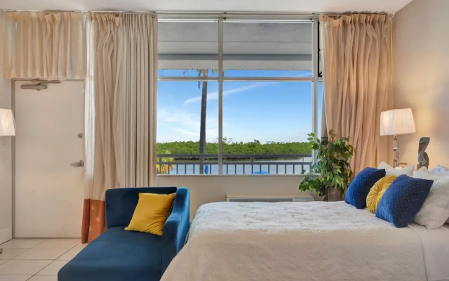 Watch the Dolphins Large Balcony Suite and Heated Pool