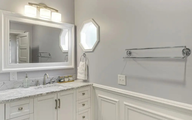 Lebanon Retreat: Decks, Fire Pit & Yard