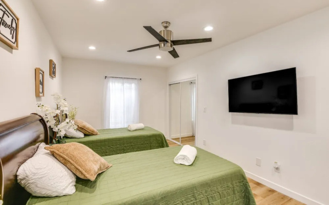 East Los Angeles Home - 7 Mi to Downtown!