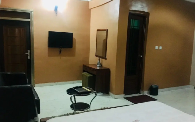 Euc Demodern Hotel & Suites