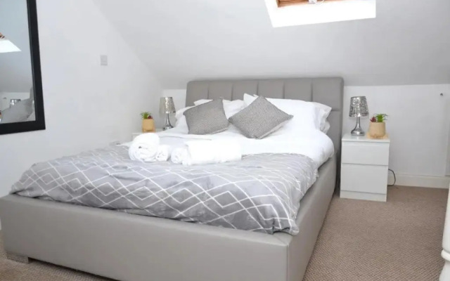 Convenient 3 Bedroom Home Fast Wi-Fi Free Parking