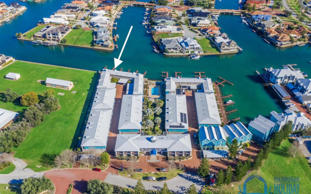 Waters Edge Apartment with Jetty