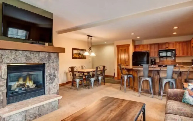 Luxury 2 Bedroom Mountain Vacation Rental in Breckenridge With Access to a Hot Tub and Heated Garage Parking