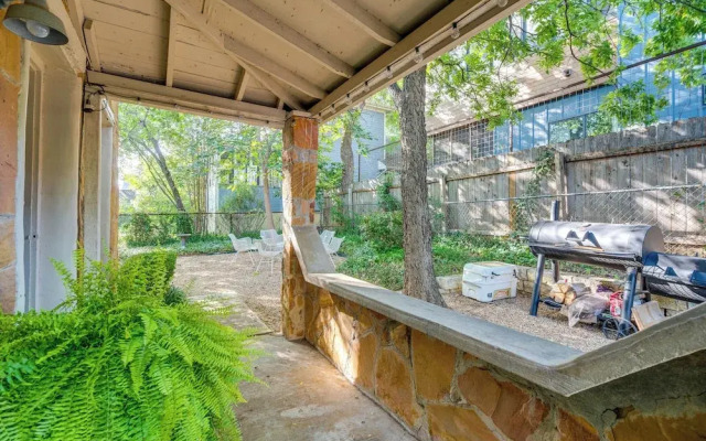 4 Mi to Dtwn: Pet-friendly Austin Studio