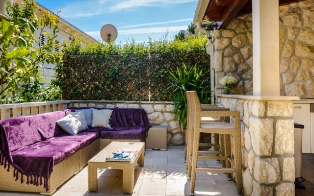 Holiday Home with Private heated Pool, Sea view & Basketball Court