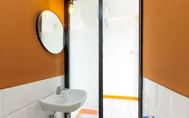 RedDoorz Near Mangga Dua Mall