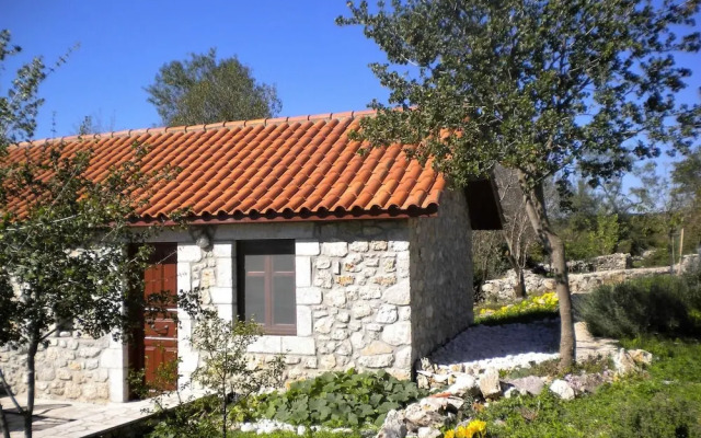 Cosy Holiday Home With Garden in Leonidio
