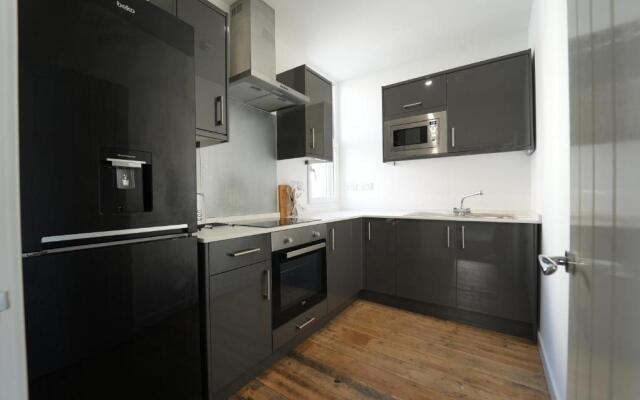 Gorgeous, Comfortable Apartment on the High Street