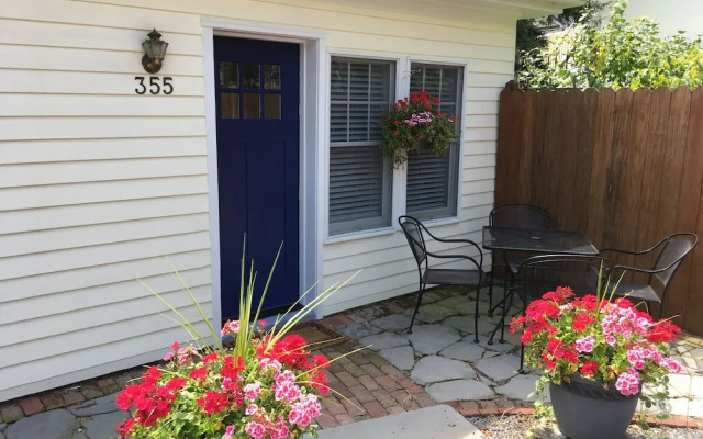 Tawsty Flower - Haines Suites