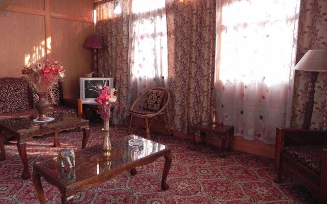 Shabrose Heritage Houseboats