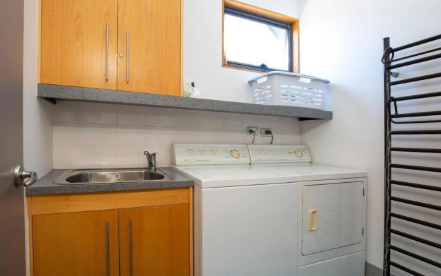 Illaroo I Absolute Waterfront with Spa