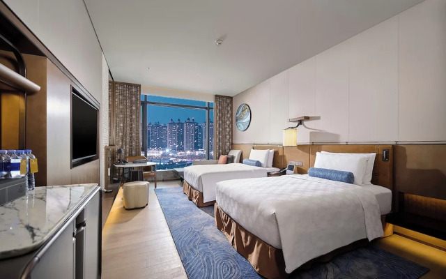 HUALUXE Nanjing Yangtze River by IHG