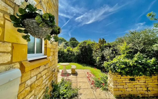 Cotswold Chic Retreats "Jacinabox" 5 Star Chipping Campden-Parking-Garden