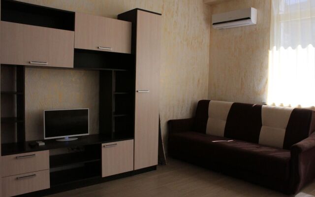 Apartment on Kamyshovaya 41, apt 2