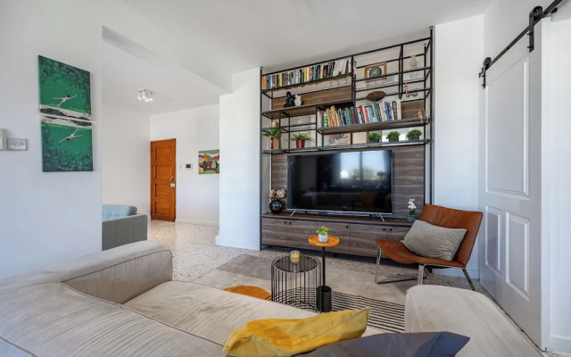 Trygoni Court - Elegant Downtown 3-bdr Apartment