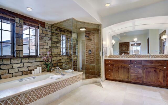 Luxury Mountainside 5BR Chalet in Vail Village by RedAwning