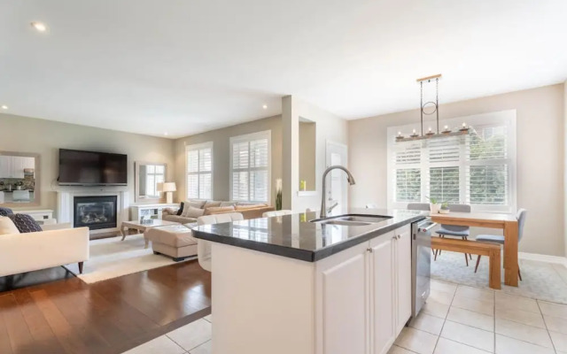 Stylish 4BR Oasis Peaceful Mississauga Location