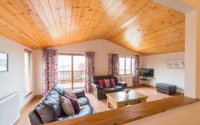 Skylark Lodge With Hot Tub Near Cupar, Fife