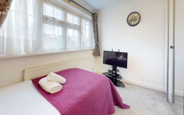 Charming 5-bed House in Grays