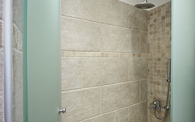 Fabulous 3BD Apt close to Kalimarmaro