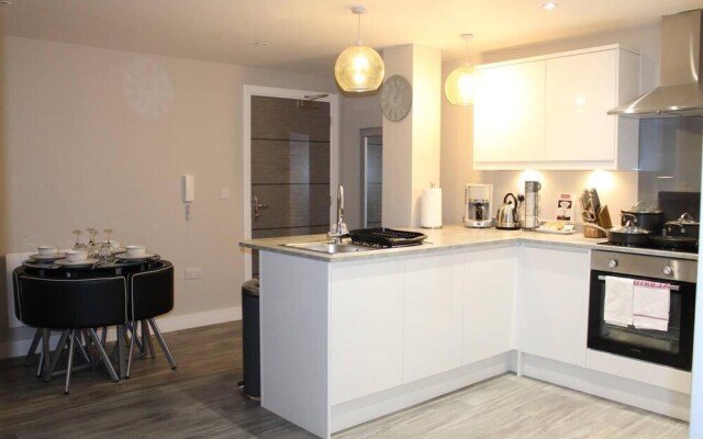 1braptmt W/king BED 4guests Embankmnt Parkg Wifi