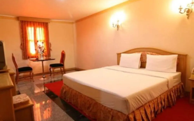 13 Coins Ngamwongwan Hotel