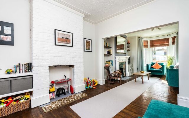 NEW Super 3BD Family Home Stunning London Views