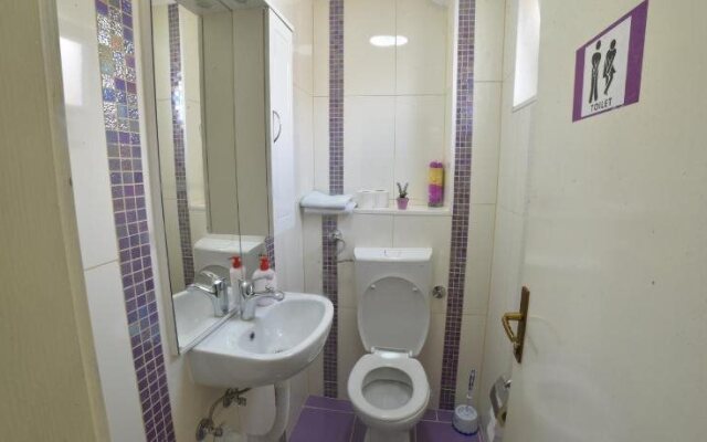 Hostel Mirror