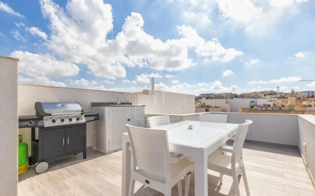 Seafront Penthouse Triplex- Roof Terrace & Hot Tub