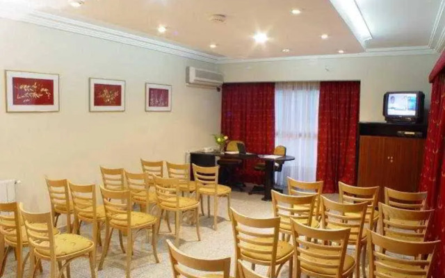 Reina Victoria Suites & Towers