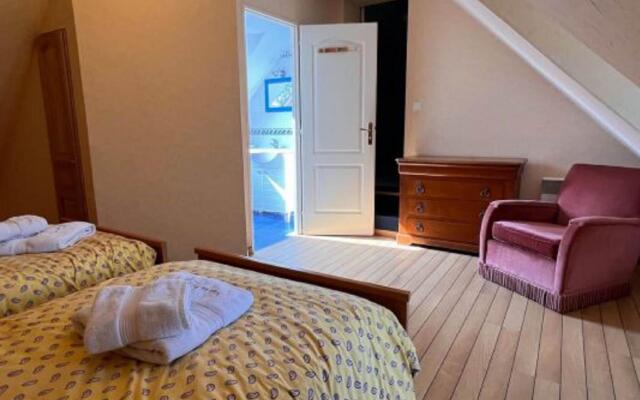Pleasant holiday home in Clohars-Carnoët with garden