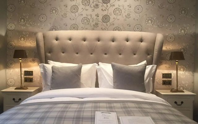 The Hayden Pub & Rooms